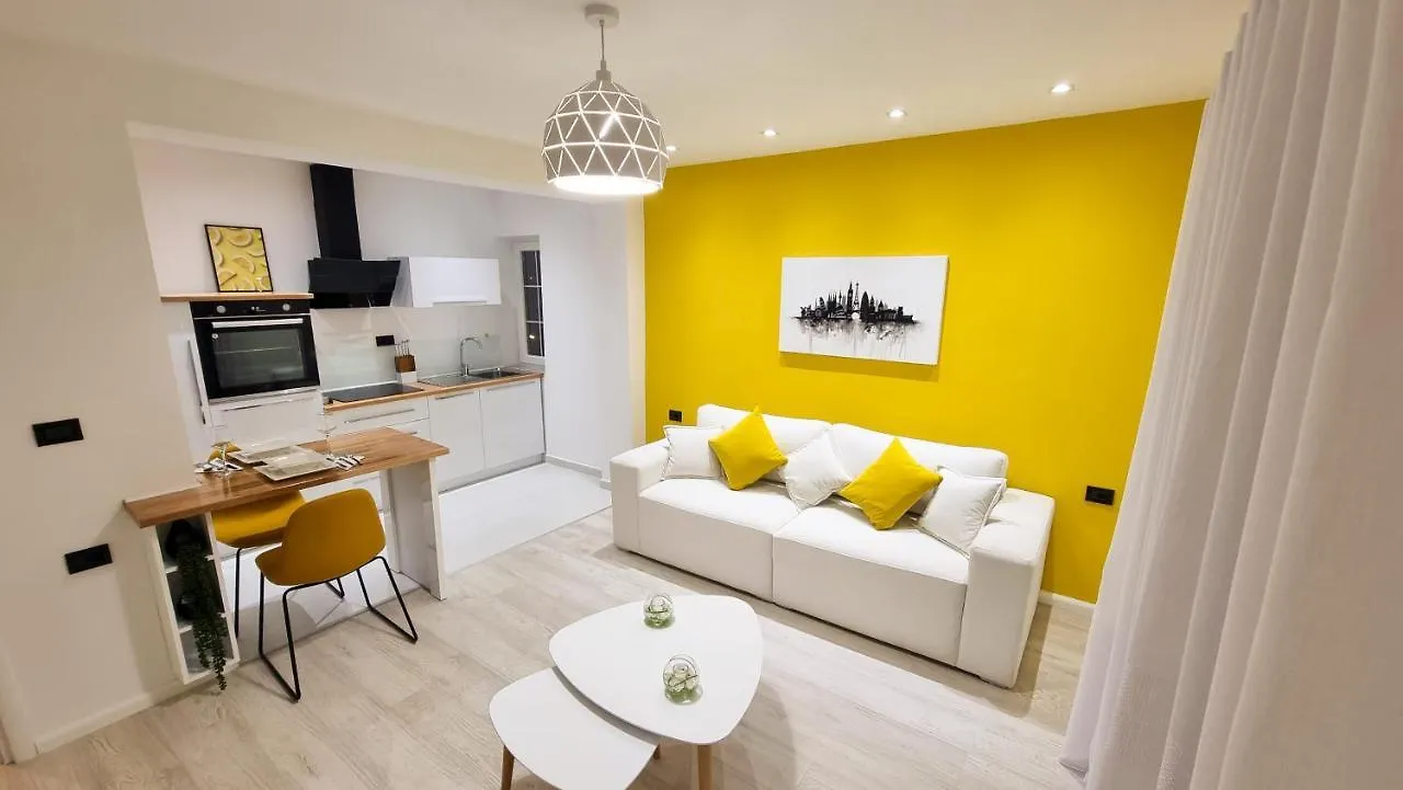 'The Yellow' Condo Berat