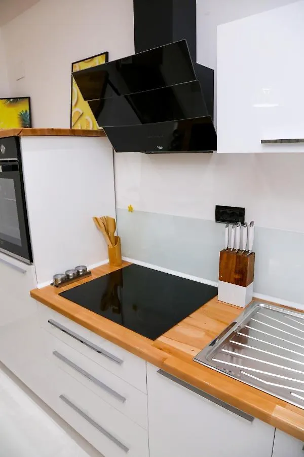 'The Yellow' Condo Berat